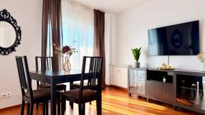 Elegant Central 2BR - Walk to Old Town & Parliament