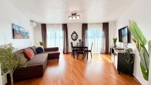 Elegant Central 2BR - Walk to Old Town & Parliament