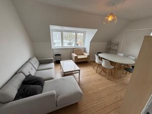 4 værelses lejlighed 85m2 med 3 soveværelser og 6 enkelt senge