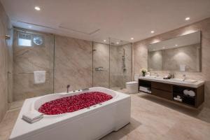 The PratiQ Luxe - Paschim Vihar
