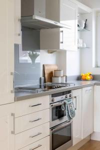 Sunny & Modern Near the Beach & Village w Parking