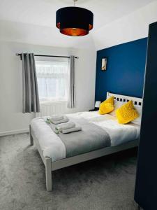 Chic 5 Bedroom House with Private Parking & Garden