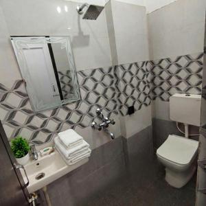 2BHK Apartment with Balcony - Near City Palace