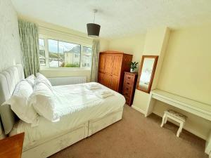 A Comfortable and Spacious House with Private Drive