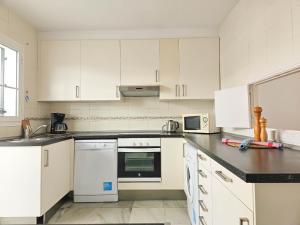 3 Bed Townhouse with roof terrace, 100m to beach