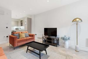 1BED Central Birmingham Flat w Parking & Terrace