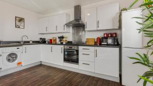 Sunset Suite - City Centre - Balcony - Groups & Families