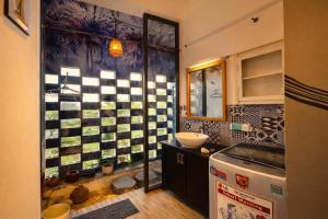 Ngôi nhà nhiều màu sắc gần biển