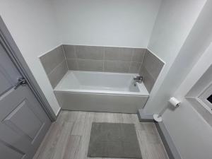 Contemporary 2-Bed Apartment with Parking Bedford