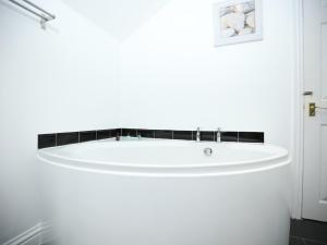 Coronation View, 3 Bedroom House in Bath By N And N Stays with Free Parking, Great for companies and contractors working in the area or an ideal base for guests visiting Bath