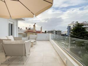 Sunlit Retreat in Voula Center