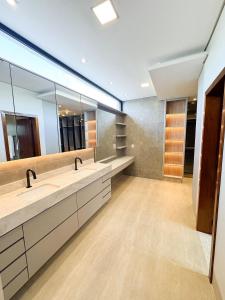 Linda Casa em Condomínio de Luxo