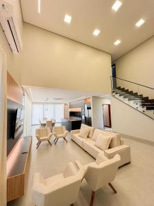 Linda Casa em Condomínio de Luxo