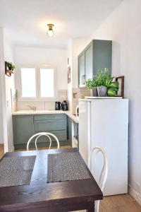 FRGK Fauvettes Apartment Terrace, Parking, AC & Ultra-Fast Wi-Fi