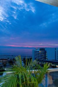 Elegante apartamento con vista al mar en cielo mar
