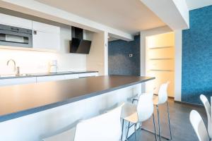 Nice and bright apartment with parking for 8