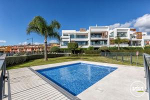 ViVi Homes - Sublime Close to the beach, Garden, Pool & Hot Tub