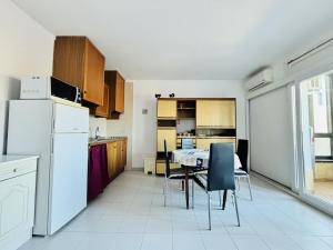 Apartamento céntrico cerca de la playa, comercios y Ciudadela con AA y terraza. - ES-258-25