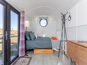Shepherds Hut - Uk49096