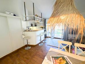 Appartement rénové avec balcon dans Port Grimaud, parking inclus - FR-1-868-11