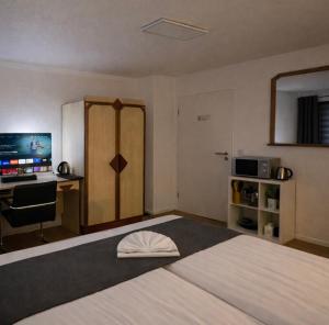 Private Zimmer mit eigenem Bad Fernseher und Schreibtisch