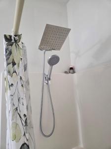 An en suite Queen Bedroom in Grayson, North East Part of Atlanta