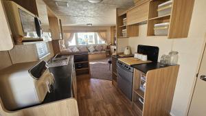 Palm Grove 108 - Golden Palm Resort, Meadow Lakes Caravan Hire