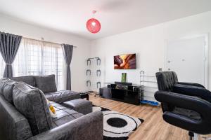 Cozy Two-BR Apartment in Tatu City