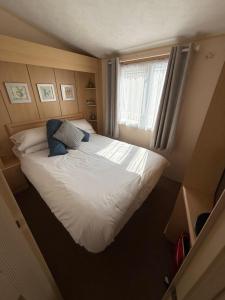 Meadow Lakes 82 - Golden Palm Resort - Meadow Lakes Caravan Hire