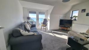 Five-Bedroom Beachside Cottage with Large Garden and Sea Views, Hill Head