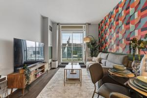 Free Parking + Vinyl Vibes | 2BR2BA Downtown