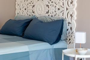 The View - Waterfront apartment with pool