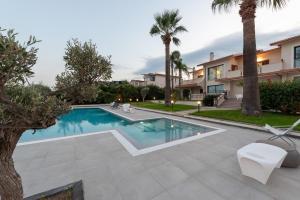 The View - Waterfront apartment with pool