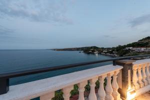 The View - Waterfront apartment with pool