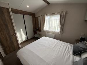 Skegness Fields 108 - Hot tub caravan - pet friendly, Wi-Fi - Meadow Lakes Caravan & Lodge Hire