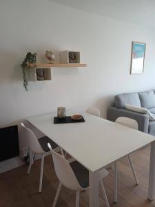 Zeezicht studio met aparte slaaphoek