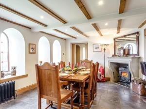 4 Bed in Latchley 77480