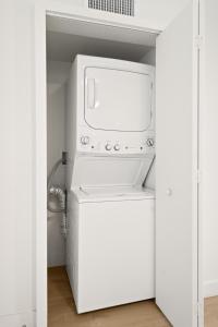 Drift & Dream - Opulent 1BR Marina Escape