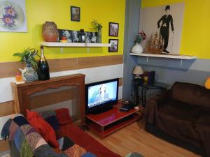 GuestHouse Familial de 42m2-jusqu'à 4 personnes-Rez de Chaussée-Vues sur Rue et Patio Privé Ombragé - Séjour,Chambre séparée,Cuisine,Salle de Bain,Lit double et 2 canapés lits dépliants-Entrée côté Rue Berzélius-300 m du Métro Brochant lig13- bus 31,54,74