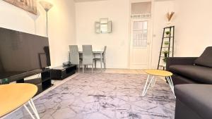 2 bedroom Queens Court W2