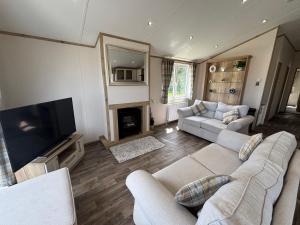 The Retreat 21 Lodge- Hot Tub, pet friendly, WiFi, bath - Golden Palm Resort - Meadow Lakes Caravan & Lodge Hire