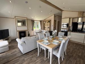 The Retreat 21 Lodge- Hot Tub, pet friendly, WiFi, bath - Golden Palm Resort - Meadow Lakes Caravan & Lodge Hire