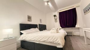 2 bedroom Queens Court W2