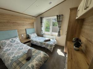 The Retreat 21 Lodge- Hot Tub, pet friendly, WiFi, bath - Golden Palm Resort - Meadow Lakes Caravan & Lodge Hire