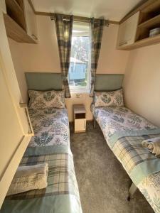 The Retreat 21 Lodge- Hot Tub, pet friendly, WiFi, bath - Golden Palm Resort - Meadow Lakes Caravan & Lodge Hire