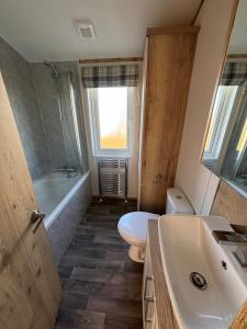 The Retreat 21 Lodge- Hot Tub, pet friendly, WiFi, bath - Golden Palm Resort - Meadow Lakes Caravan & Lodge Hire