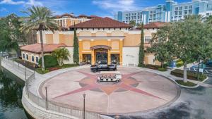 10 Mins To Disney NO FEES Heated Pool & Hot Tub