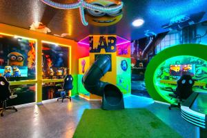 Dream 9BR House at Solara Resort - Themed Rooms, Pool, Hot Tub & Game Room!