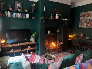 Cosy, quirky Victorian house on Waterfall Street