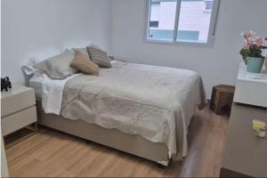 Pé na Areia no Gonzaga com Cozinha Completa e Garagem